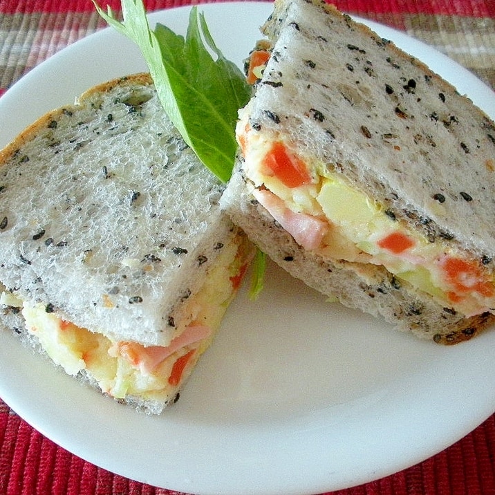 お夜食に！黒ゴマパンのハム入りポテトサラダサンド♪